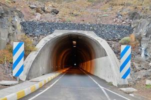 underjordisk väg tunnel foto