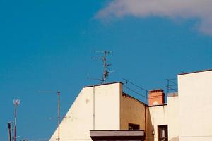 tv-antenn på taket av ett hus foto
