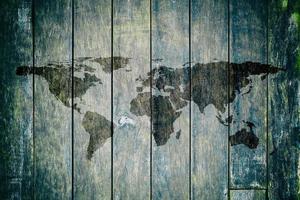 värld Karta på gammal trä- vägg textur bakgrund. foto