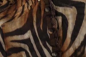 trasa med en skriva ut av tiger Ränder närbild. teckning på de tyg av en tiger hud. foto