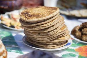 en stack av råg mjöl pannkakor på de tabell. foto