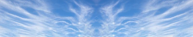 skön blå himmel med moln panorama bakgrund foto