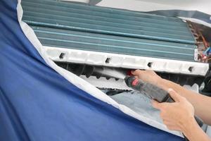 luft konditionering rengöring service med vatten spray foto