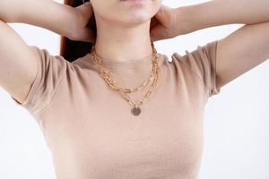 kvinnor bär Smycken hängsmycke halsband med på närbild foto