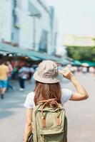 kvinna resande besöker i Bangkok, turist med ryggsäck och hatt sightseeing i chatuchak helgen marknadsföra, landmärke och populär attraktioner i Bangkok, thailand. resa i sydöst Asien begrepp foto