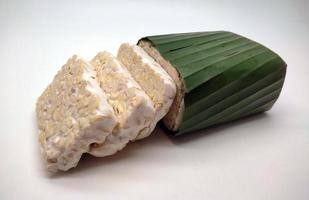 rå tempeh eller tempe, indonesiska traditionell mat, tillverkad från jäst sojabönor, på vit bakgrund. foto