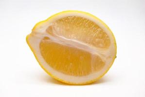 en skiva av gul citron- isolerat i vit bakgrund foto
