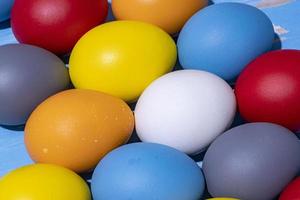 ägg målad i annorlunda färger till symbolisera de textavsnitt av kristen påsk foto