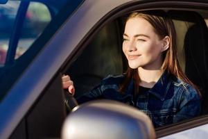 trevlig ung lady Lycklig bil. bild skön ung kvinna vem enheter bil foto