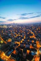 hög vinkel se av bostäder byggnader i istanbul stad på natt foto