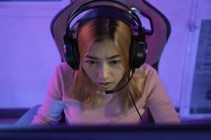 asiatisk kvinna gamer spela dator video spel begrepp. foto