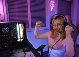asiatisk kvinna gamer spela dator video spel begrepp. foto