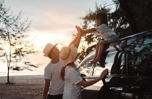 familj med bil resa körning väg resa sommar semester i bil i de solnedgång, pappa, mamma och dotter Lycklig reser njut av högtider och avslappning tillsammans skaffa sig de atmosfär och gå till destination foto
