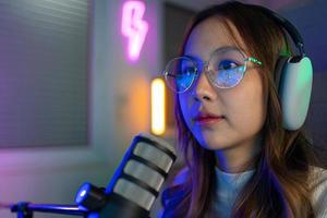 fokus ögon glasögon av asiatisk kvinna spelar uppkopplad dator video spel med belysning effekt. mästerskap turnering av gamer och e-sport uppkopplad ström leva sändningar på Hem. uppkopplad gamer livsstil foto
