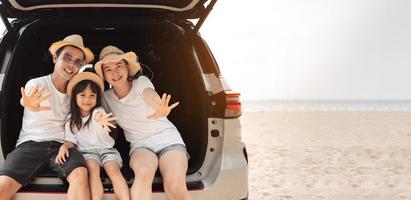 familj med bil resa körning väg resa sommar semester i bil i de solnedgång, pappa, mamma och dotter Lycklig reser njut av högtider och avslappning tillsammans skaffa sig de atmosfär och gå till destination foto