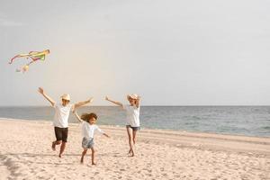 Lycklig familj med bil resa väg resa. sommar semester i bil i de solnedgång, pappa, mamma och dotter Lycklig reser njut av tillsammans körning i högtider, människor livsstil rida förbi bil. foto