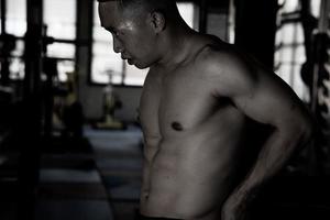 sexig kropp av muskulös ung soldat asiatisk man i Gym. begrepp av hälsa vård, övning kondition, stark muskel massa, kropp förbättring, fett minskning för herr- hälsa tillägg produkt presentation. foto