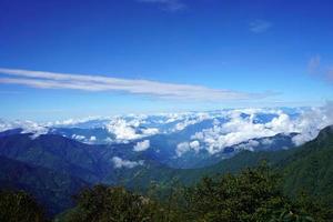 klar himmel och vit moln från de horisont av silke rutt sikkim foto