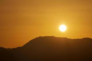 se på stigande Sol på santorini foto