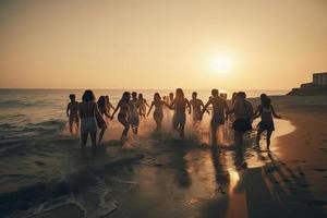 stor grupp av ung vänner eller stor familj är har roligt och springa på solnedgång strand. sommar semester begrepp foto