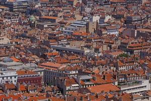 antenn se på röd tak av byggnader i marseille, Frankrike foto