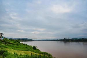 skön landskap av mekhong flod mellan thailand och laos från chiang khan distrikt.den mekong, eller mekong flod, är en gränsöverskridande flod i öst Asien och sydöst Asien foto