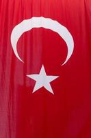 stänga upp av hängande turkiska flagga foto