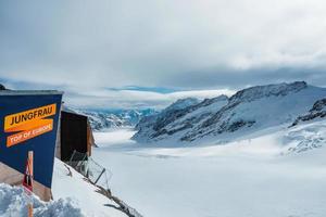 magica se av de alps bergen i schweiz. se från helikopter i swiss alperna. berg blast i snö. hisnande se av Jungfraujoch och de unesco värld arv - de aletsch glaciär foto