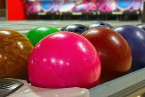 kuggstång av färgrik bollar i en bowling gränd foto
