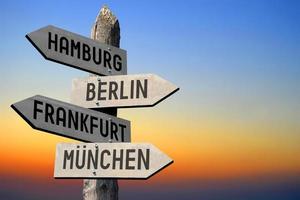 hamburg, berlin, frankfurt, munich - trä- vägvisare foto