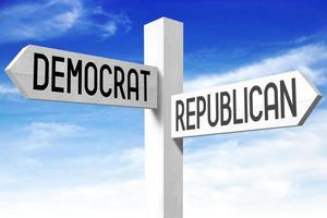 demokrat, republikan - trä- vägvisare med två pilar och himmel i bakgrund foto