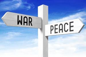 fred, krig - trä- vägvisare med två pilar och himmel i bakgrund foto