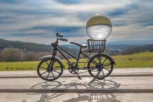 en små dekorativ cykel med en glas boll foto