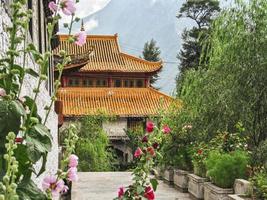 gammal tibetan tempel med blommor och de naturlig värld foto