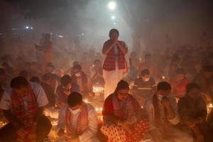 narayanganj, dhaka, Bangladesh, på november 12, 2022, anhängare erbjudande böner på de shri shri lokanath brahmachari ashram tempel under de hindu religiös fasta festival av rakher upobash. foto