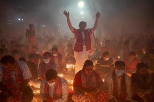 narayanganj, dhaka, Bangladesh, på november 12, 2022, anhängare erbjudande böner på de shri shri lokanath brahmachari ashram tempel under de hindu religiös fasta festival av rakher upobash. foto