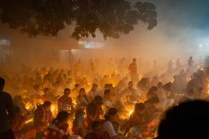 narayanganj, dhaka, Bangladesh, på november 12, 2022, anhängare erbjudande böner på de shri shri lokanath brahmachari ashram tempel under de hindu religiös fasta festival av rakher upobash. foto