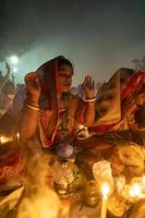 narayanganj, dhaka, Bangladesh, på november 12, 2022, anhängare erbjudande böner på de shri shri lokanath brahmachari ashram tempel under de hindu religiös fasta festival av rakher upobash. foto