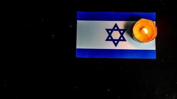 israeli flagga och ljus brinnande ovan Det, förintelse minne dag foto