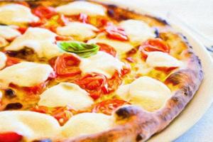kreativ illustration i årgång vattenfärg design - pizza margherita med mozzarella ost, basilika och tomater. foto