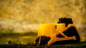 söder minahasa, indonesien januari 2023, en gul bulldozer leksak är utjämning de jord foto