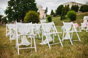 fragment tycka om se av trevlig stolar redo för bröllop ceremoni foto