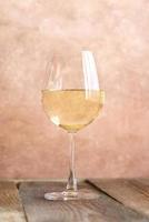 glas vitt vin foto