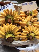 frukt båtar - bananer - i damnoen saduak flytande marknadsföra är en populär turist destination den där européer och kinesisk tycka om till resa med de traditionell sätt av liv av de bybor. foto