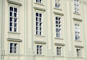 Wiens historisk gul Färg byggnad fönster foto