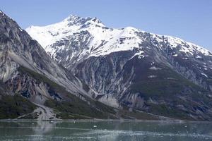 glaciär bukt nationell parkera snöig berg och isig vatten foto