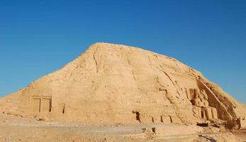 artificiell kulle av abu simbel tempel, egypten foto