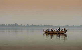 Myanmar, amarpura-2013 oidentifierad turist på båtar på taungthaman sjö för solnedgång på u bli bro ,amarapura myanmar. foto