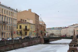 vägbank av de Moyka flod frysta i helgon Petersburg, ryssland foto