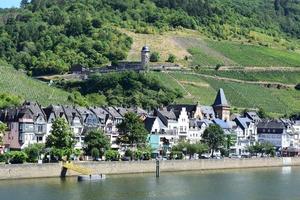 zell ett der Mosel, gammal stad med de ruin ovan foto